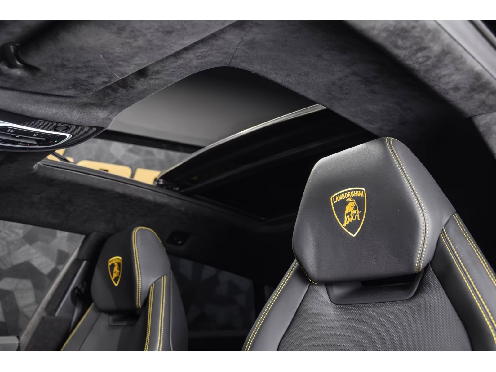 Lamborghini Urus 2022 — interior overview with panoramic roof