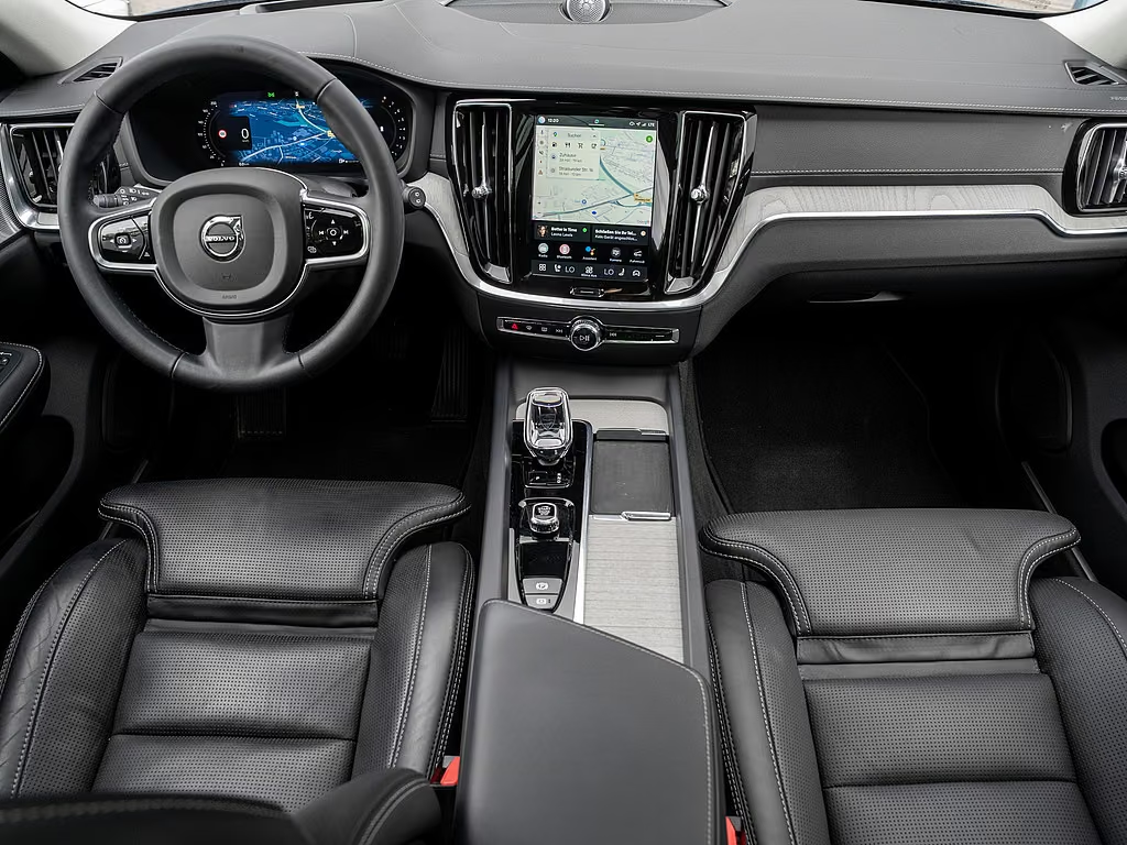 Dashboard, digital cockpit and centre touchscreen of the V60 Cross Country