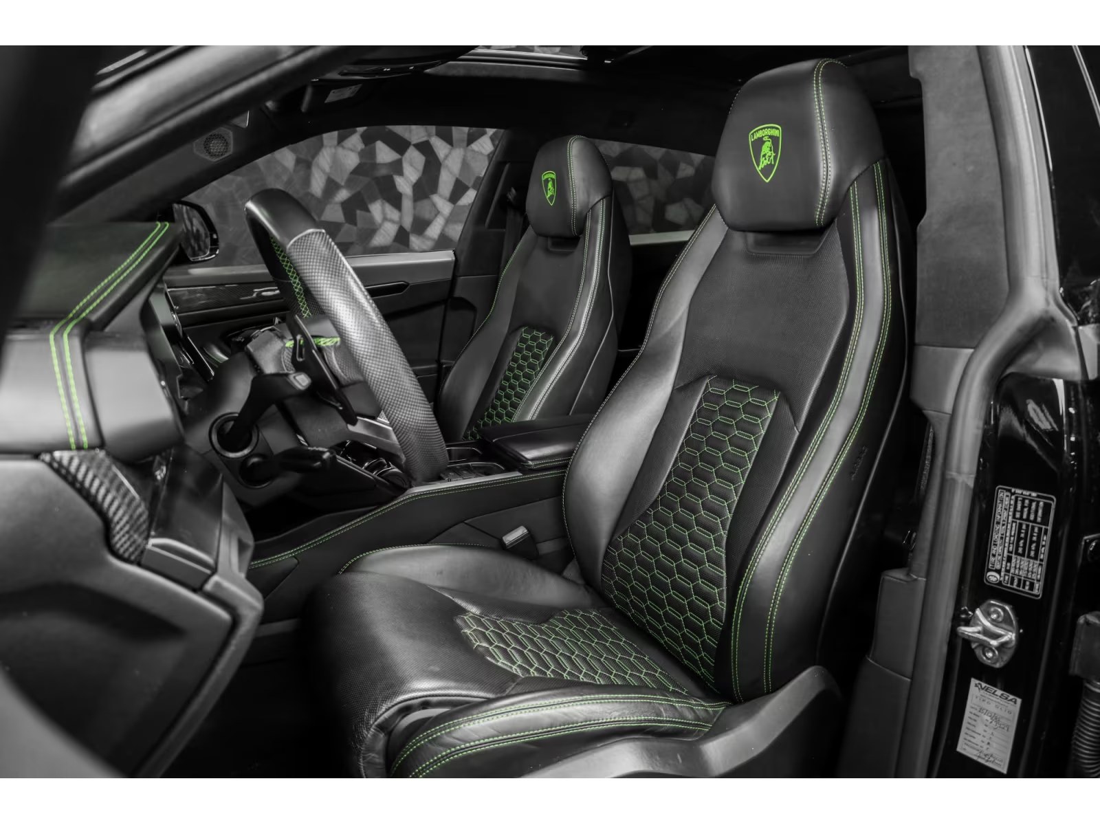 Lamborghini Urus 2021 — digital cockpit and head-up display