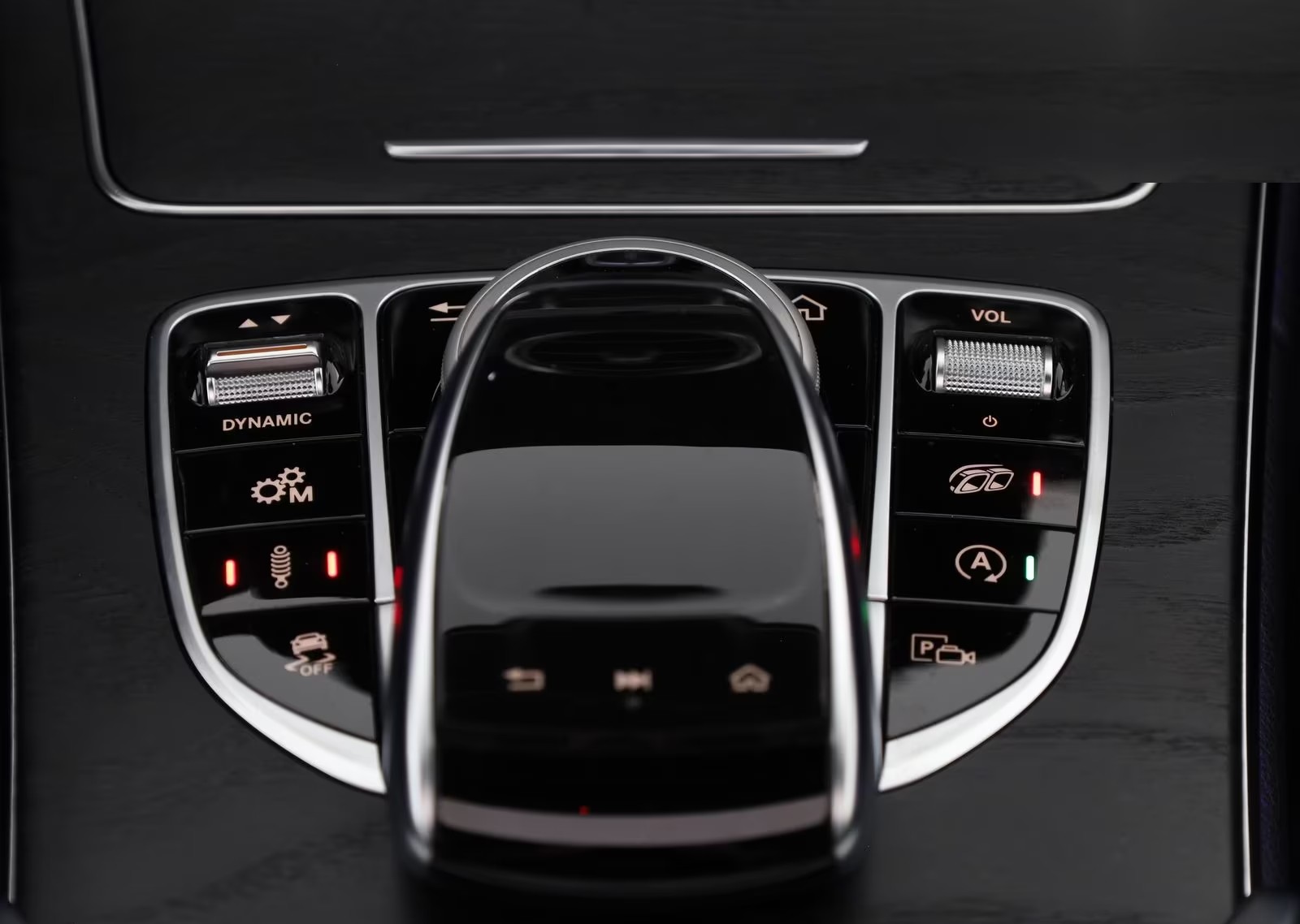 Mercedes-AMG C 63 S Saloon AMG drive mode controls