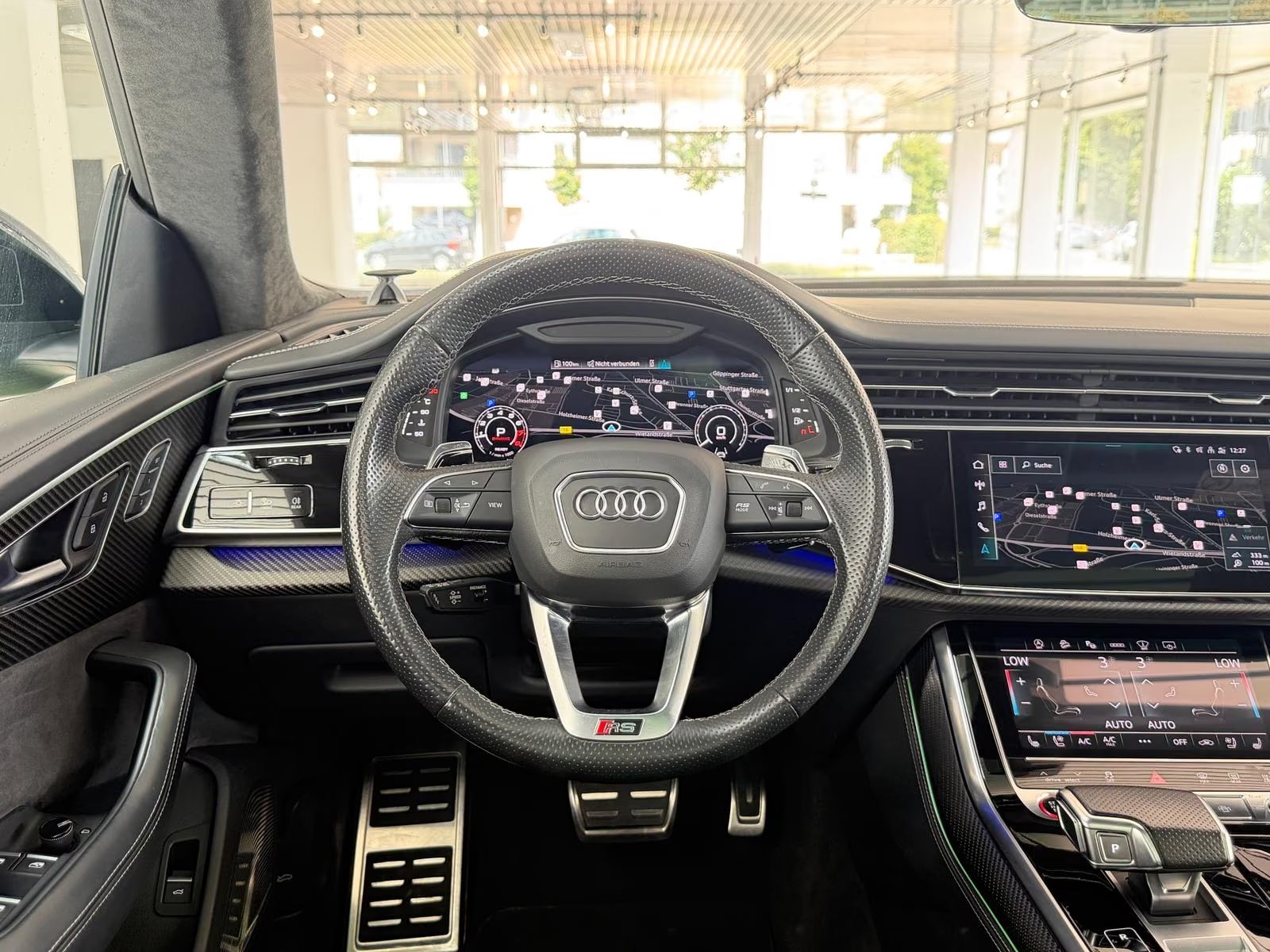 Driver's cockpit of the Audi RS Q8 with the RS steering wheel, virtual cockpit and MMI displays.