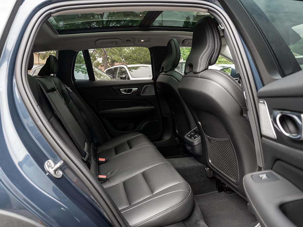Rear seats and panoramic roof of the V60 Cross Country