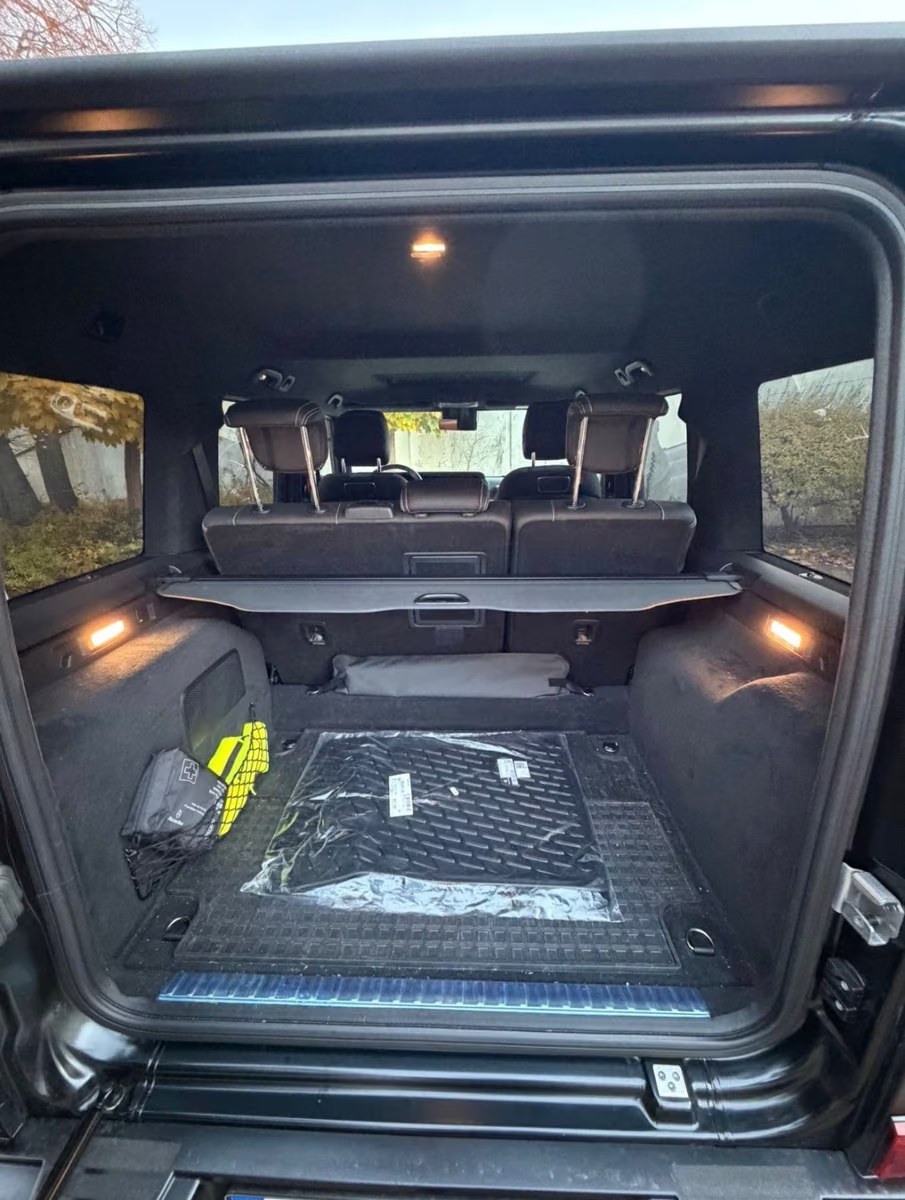 Luggage compartment of the G 63 with rear seats upright.