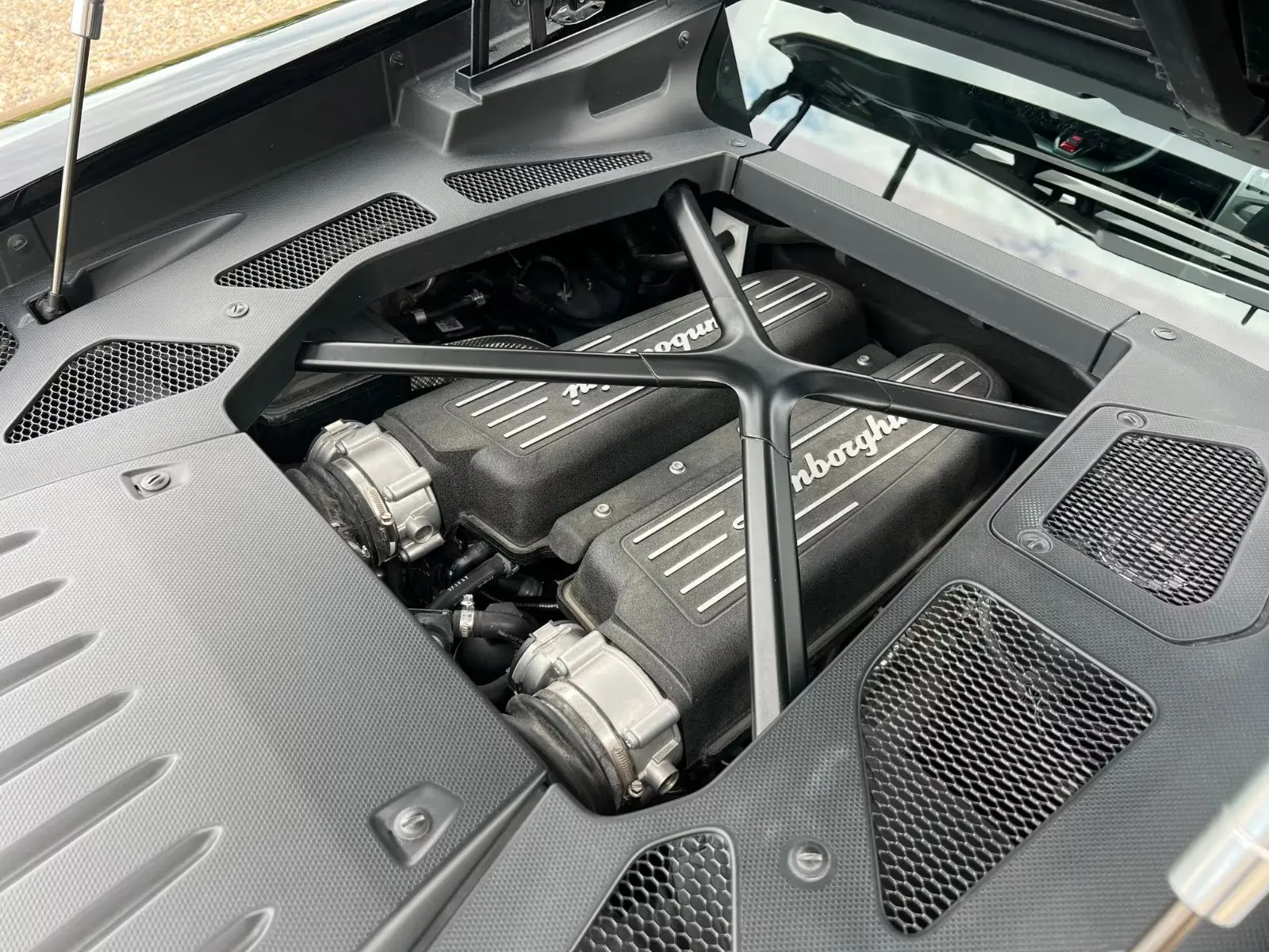 Lamborghini Huracán LP 610-4 2015 — 5.2L V10 engine bay