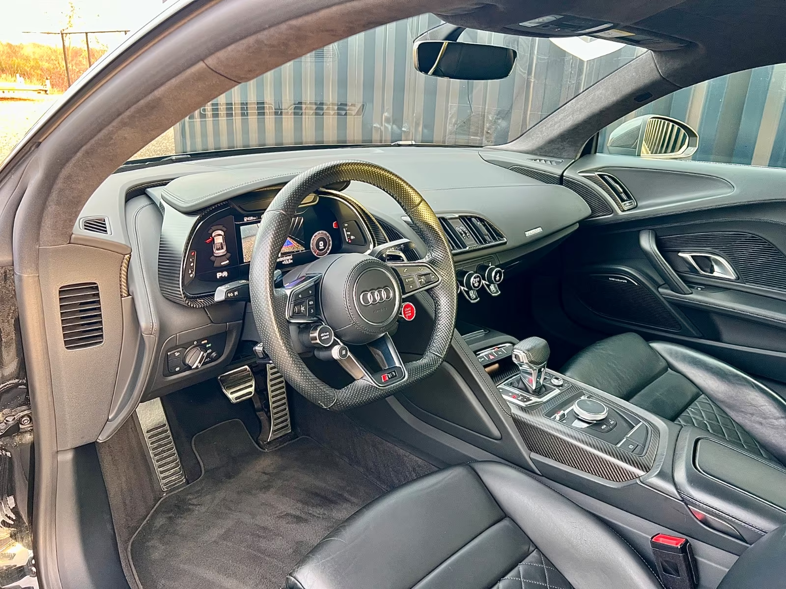 Audi R8 V10 Performance 2019 — carbon interior with performance steering wheel and virtual cockpit