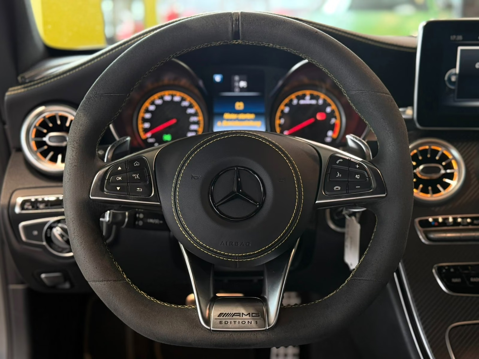 Mercedes-AMG C 63 S Coupé AMG Performance steering wheel