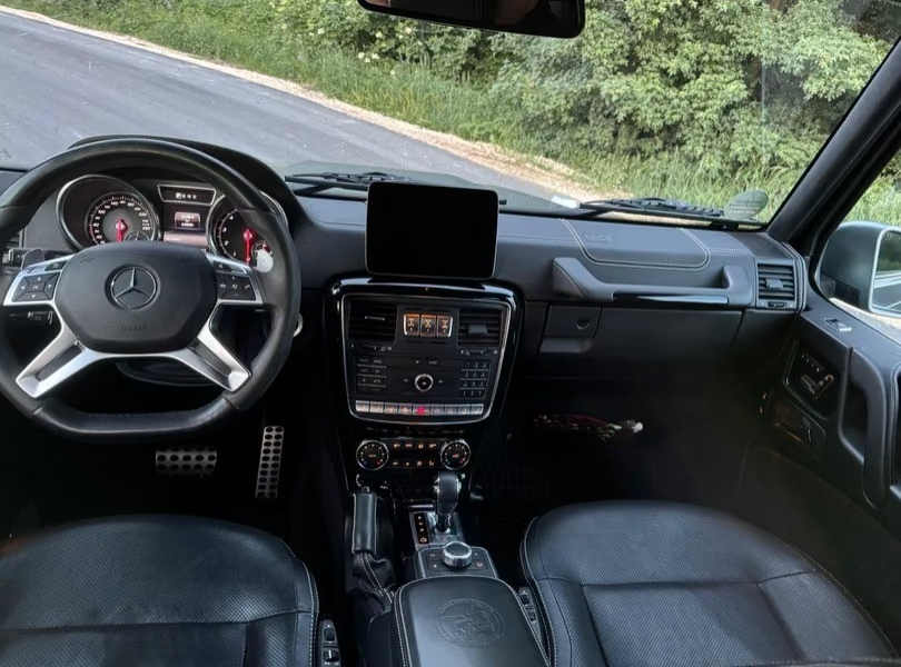 Mercedes-Benz G 500 Limited Edition 2018 — cockpit with AMG Performance steering wheel