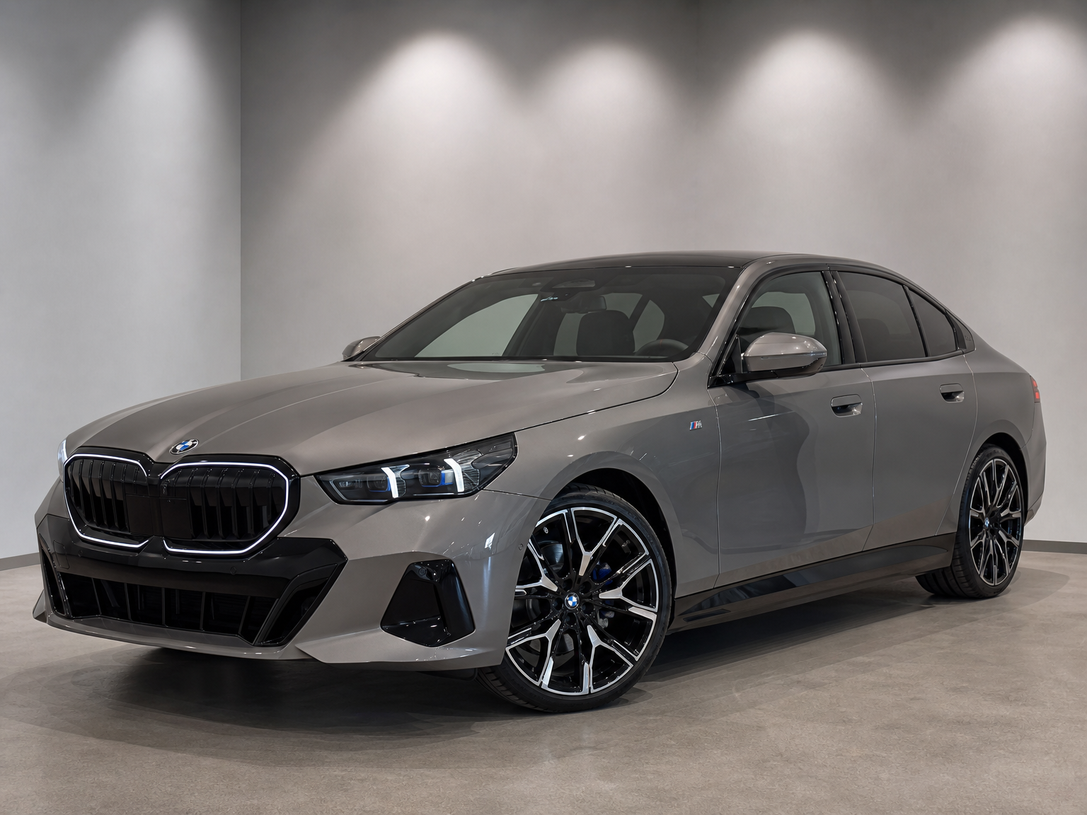 BMW i5 eDrive40 M Sport in Oxidgrau metallic, front three-quarter view.