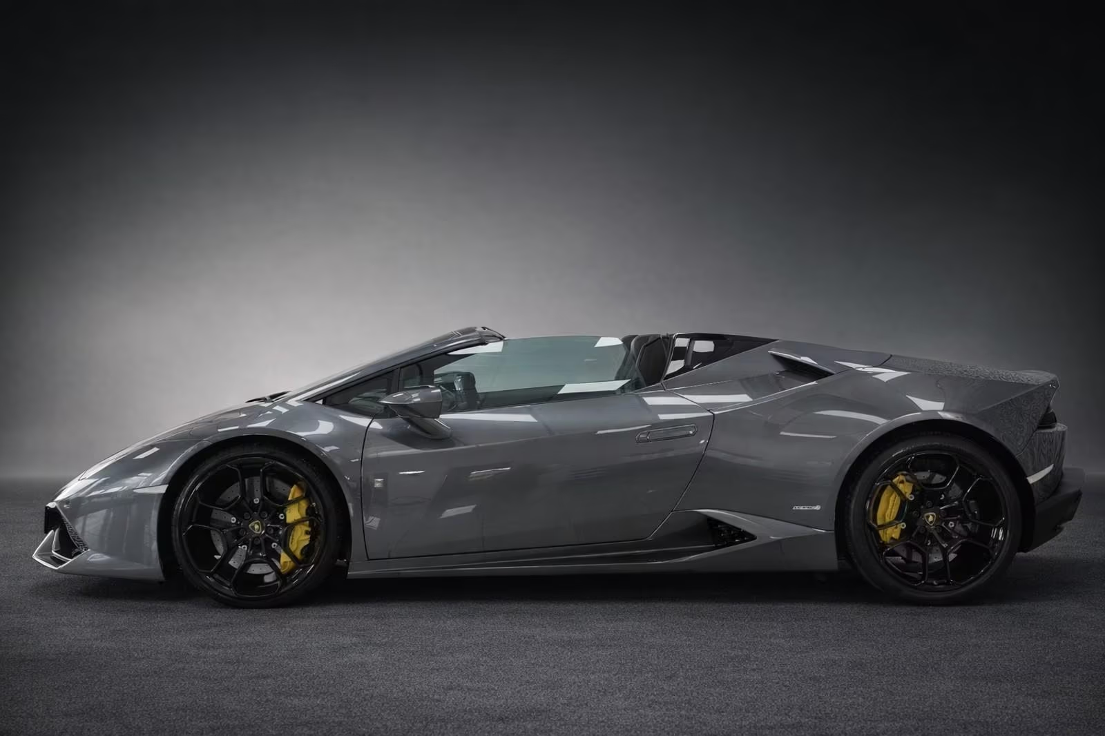 Lamborghini Huracán LP 610-4 Spyder 2016 — side profile with yellow brake calipers