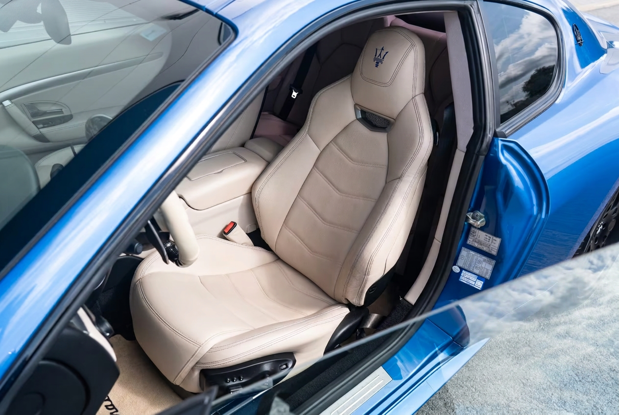 Beige full leather sport seat with trident embroidery of the Maserati GranTurismo.