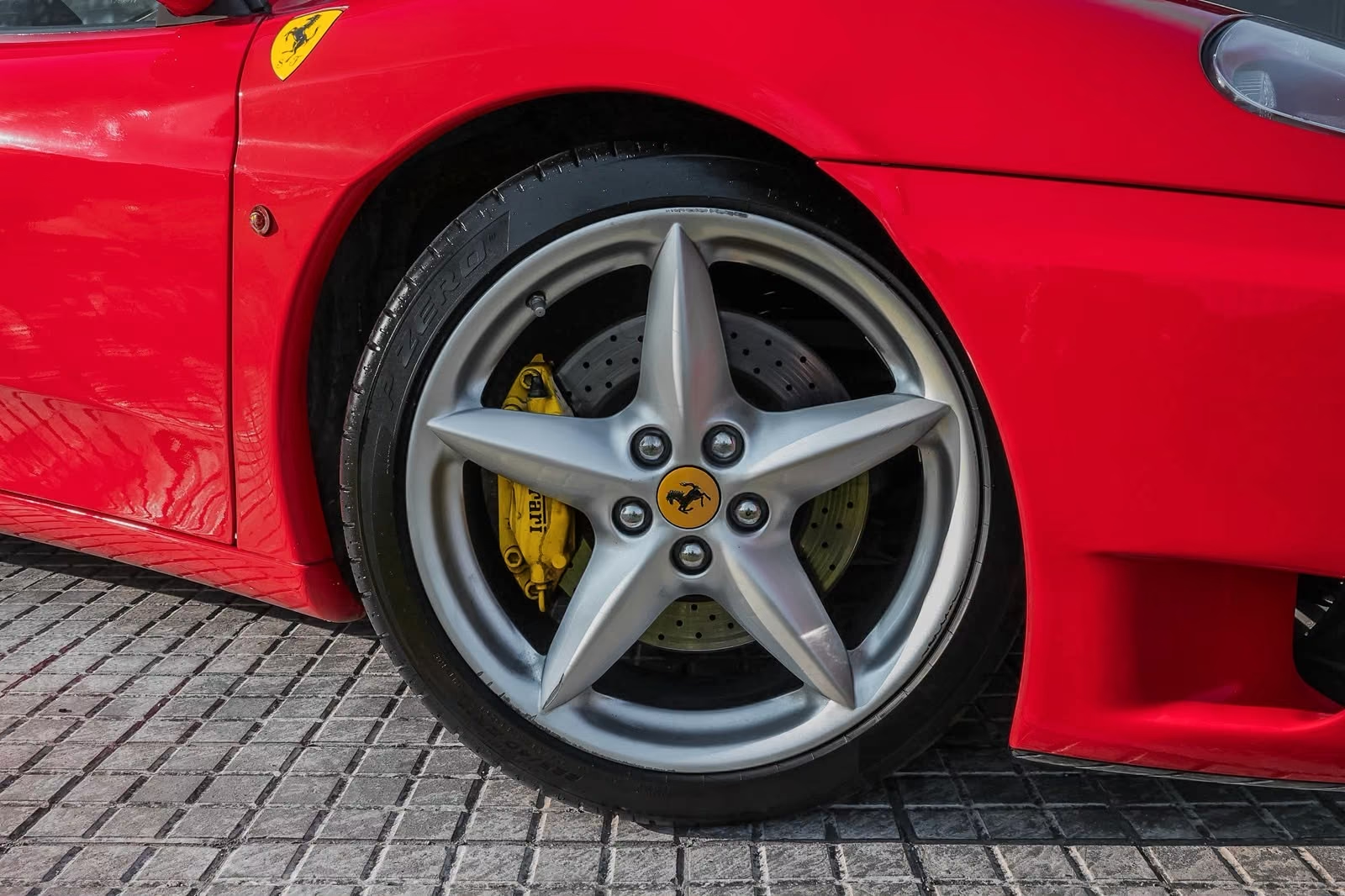 Ferrari 360 Modena 2001 — five-spoke wheel with yellow brake calipers