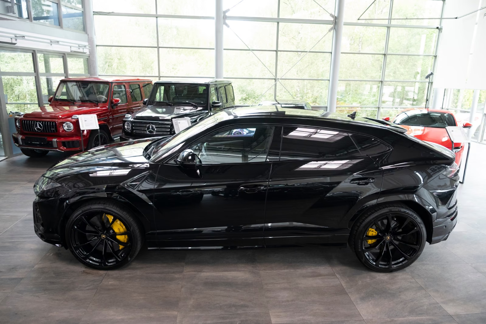 Lamborghini Urus 2018 — side profile with yellow brake calipers