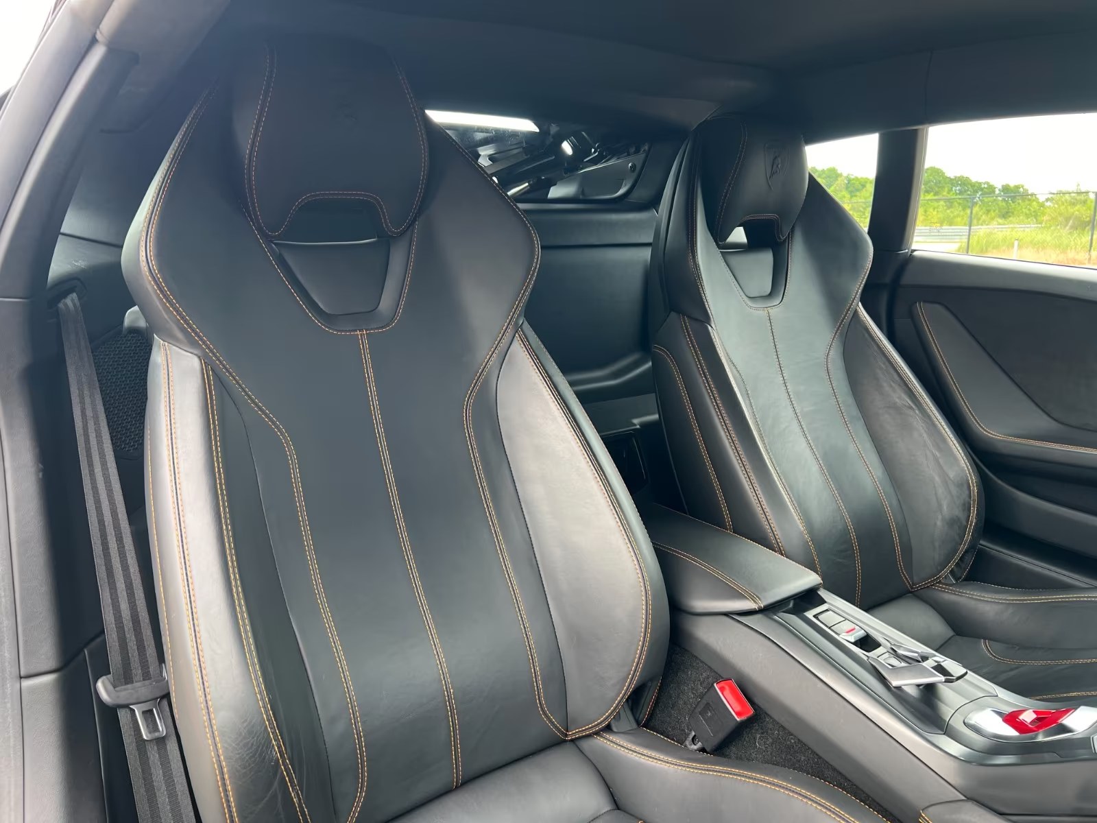 Lamborghini Huracán LP 610-4 2015 — seat backs with orange contrast stitching