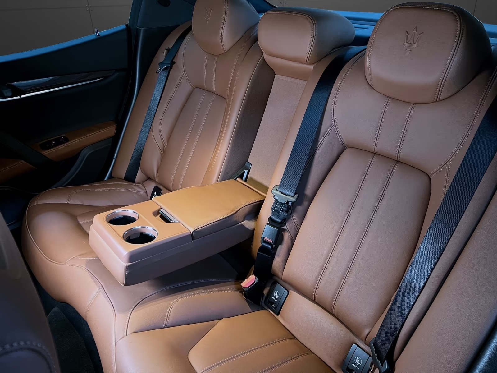 Rear Cuoio leather seats with folding centre armrest of the Maserati Ghibli.