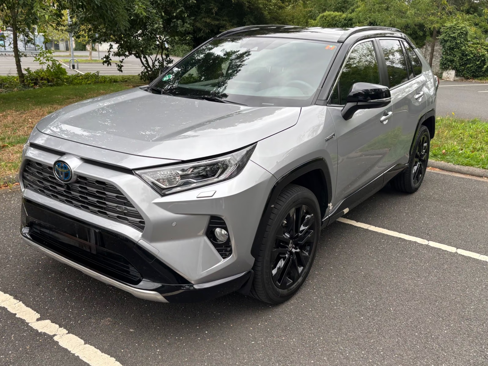 Front three-quarter view of the silver Toyota RAV4 Hybrid Style Selection.