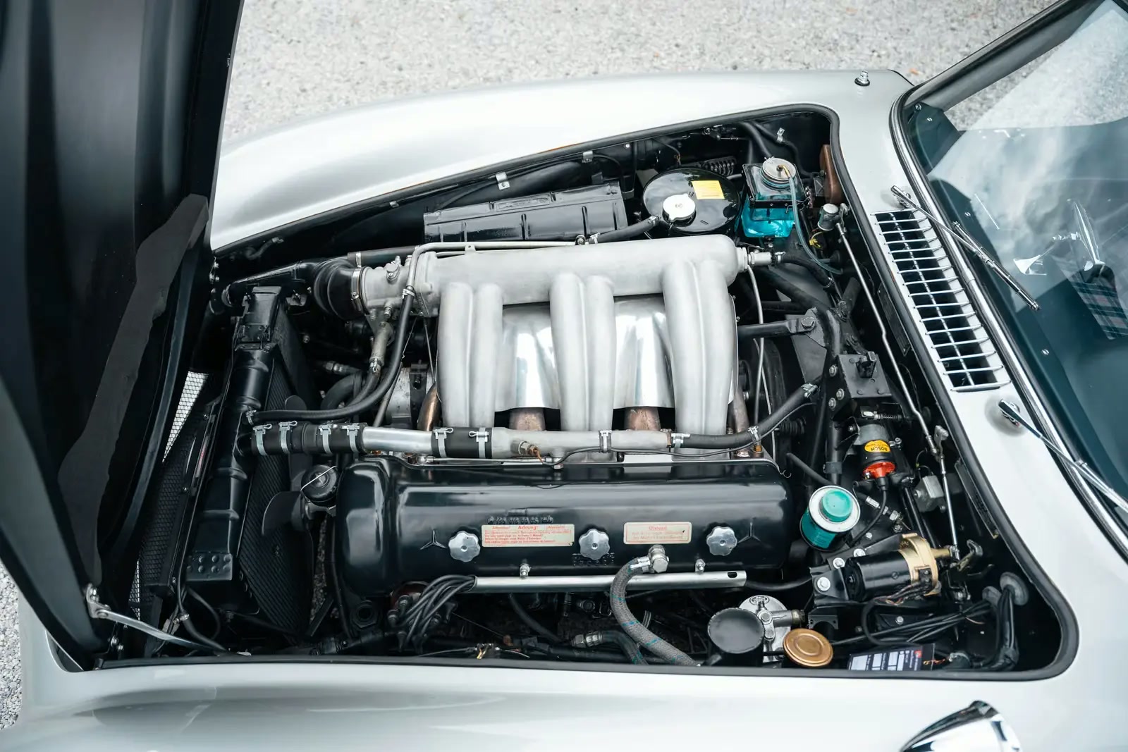 Mercedes-Benz 300 SL luggage compartment and spare wheel