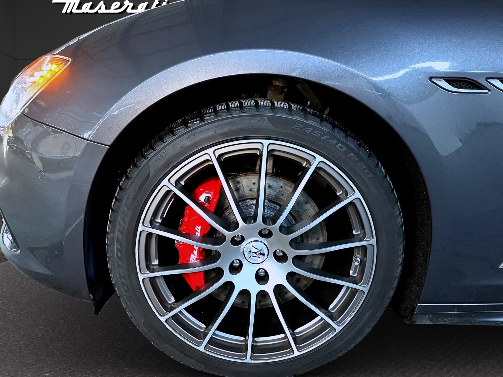 Front alloy wheel with red brake caliper of the Maserati Ghibli S Q4.
