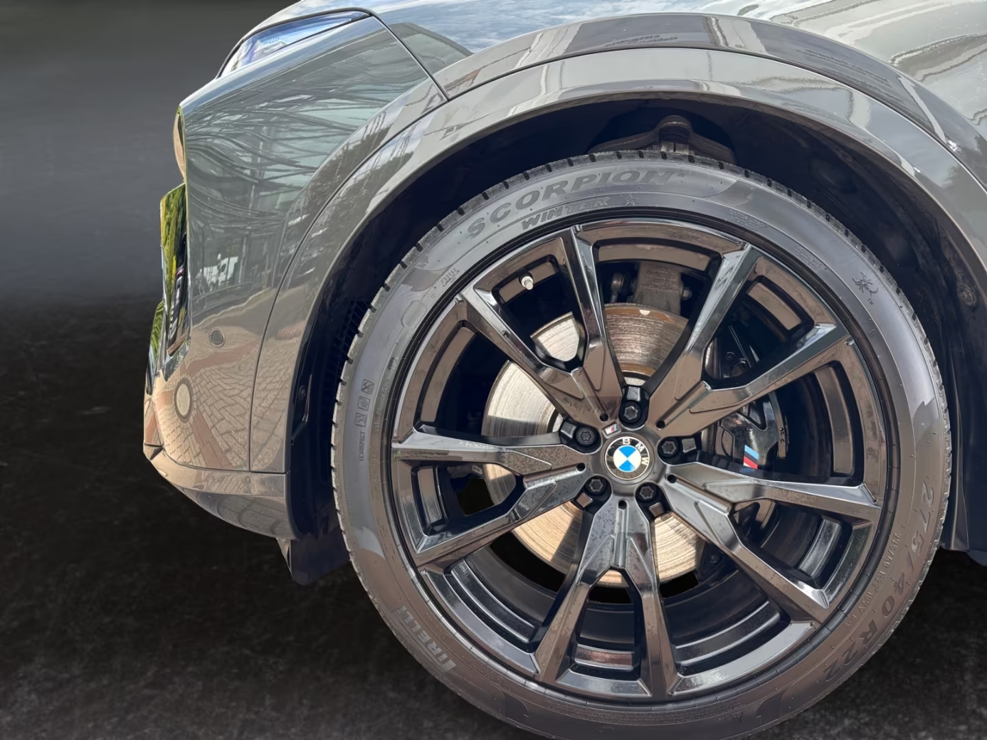 Close-up of the M alloy wheel and brake on the BMW X7.