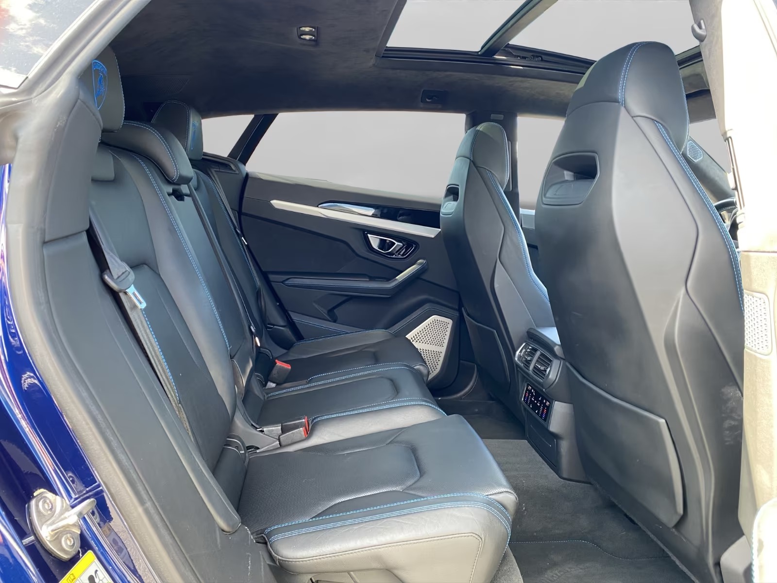 Lamborghini Urus 2018 — rear seats with blue contrast stitching