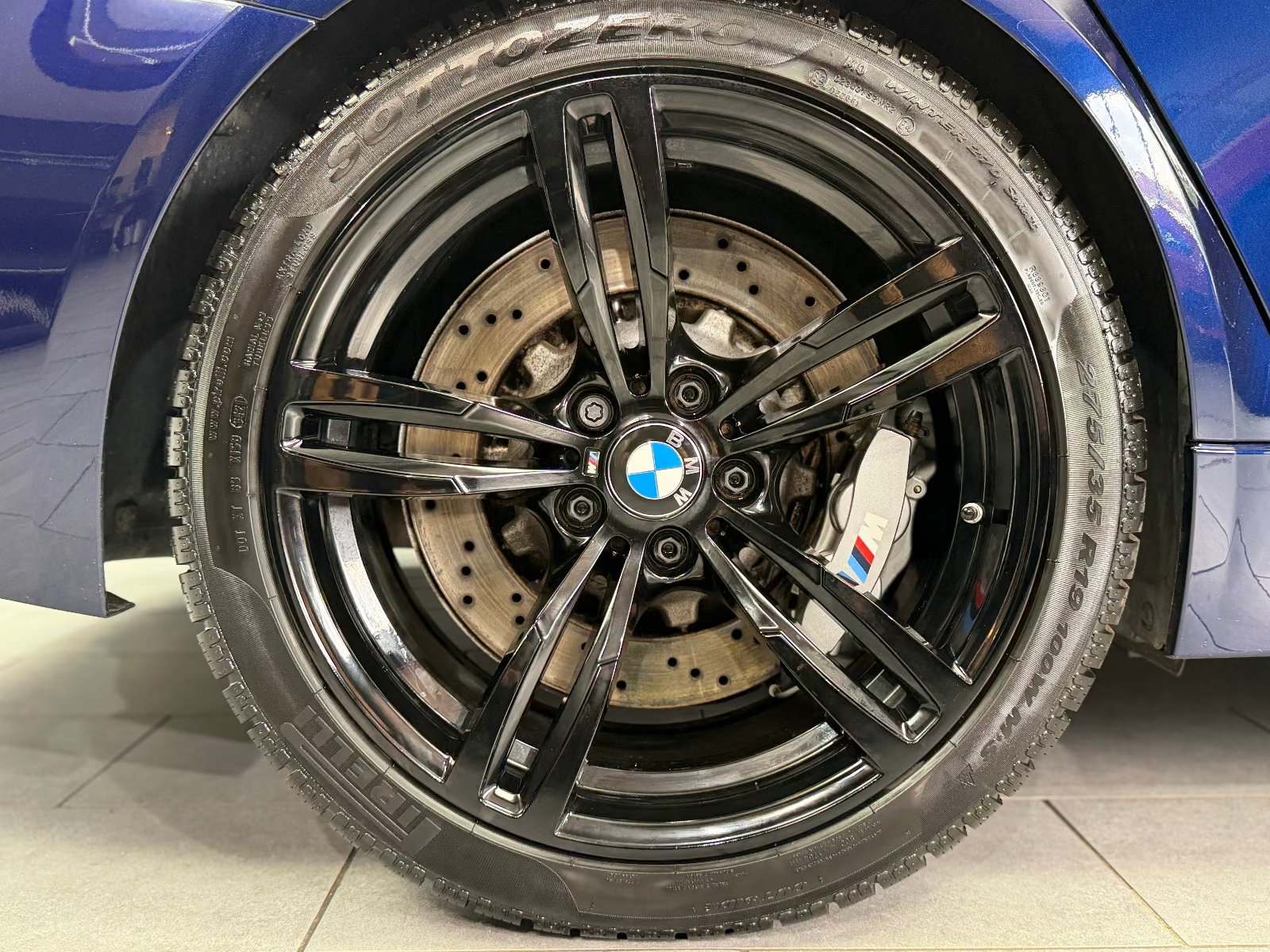 BMW M3 Competition F80 — 20-inch 666 M wheel with blue calliper