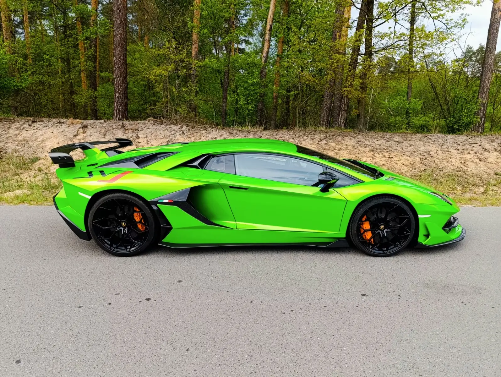Lamborghini Aventador SVJ 2014 — side profile with carbon wing