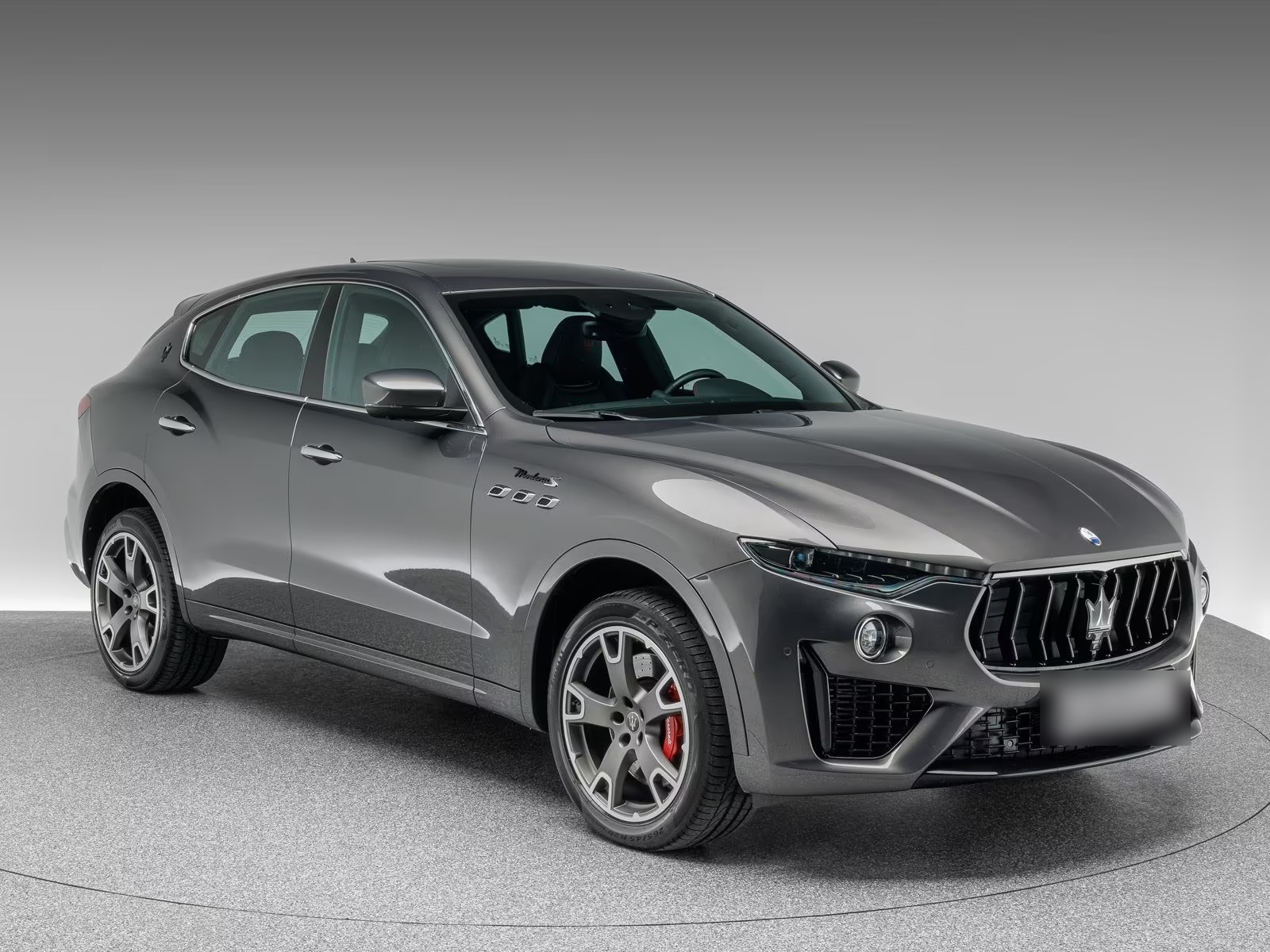 Front right three-quarter view of the Maserati Levante Modena S.