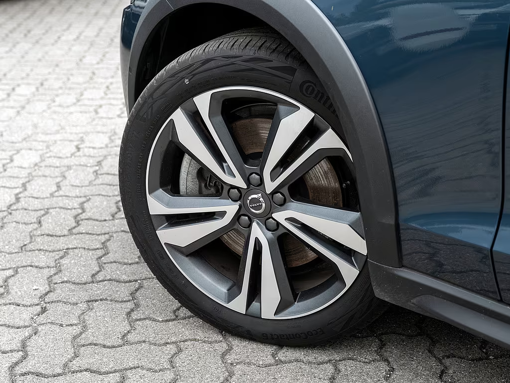 Close-up of the 19-inch alloy wheel on the V60 Cross Country