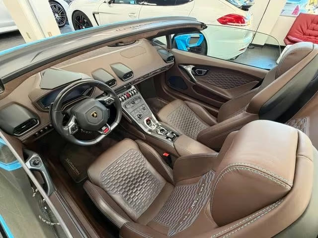Lamborghini Huracán RWD Spyder 2017 — full cabin view, roof down