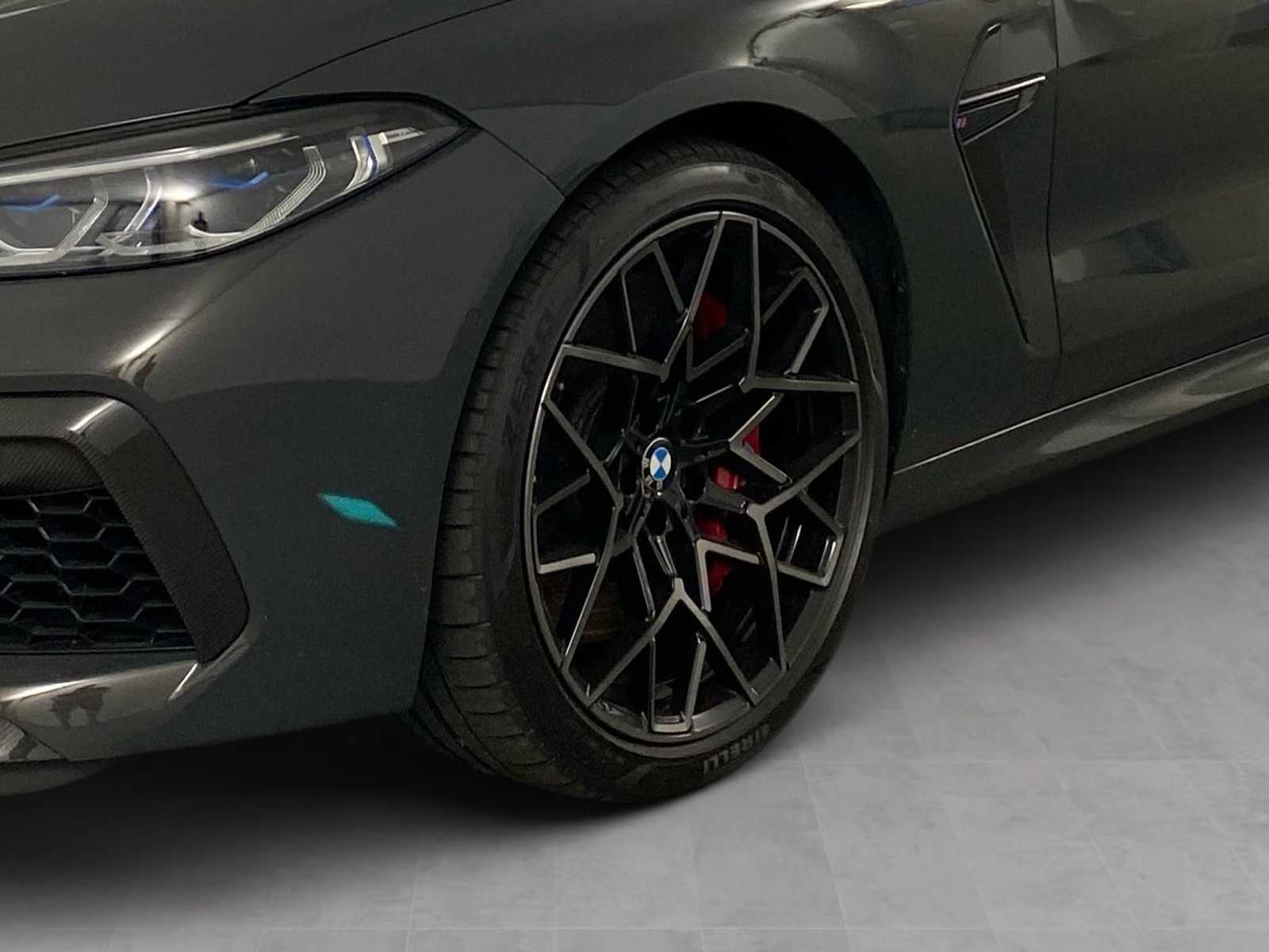 BMW M8 Competition Gran Coupé 2023 — 20-inch M wheel with red M Compound brake