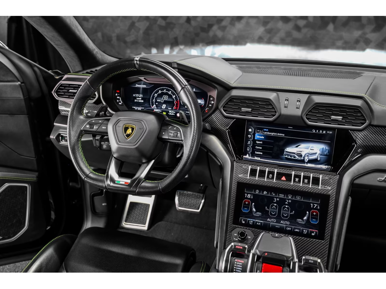 Lamborghini Urus 2021 — front seats in black leather with green stitching