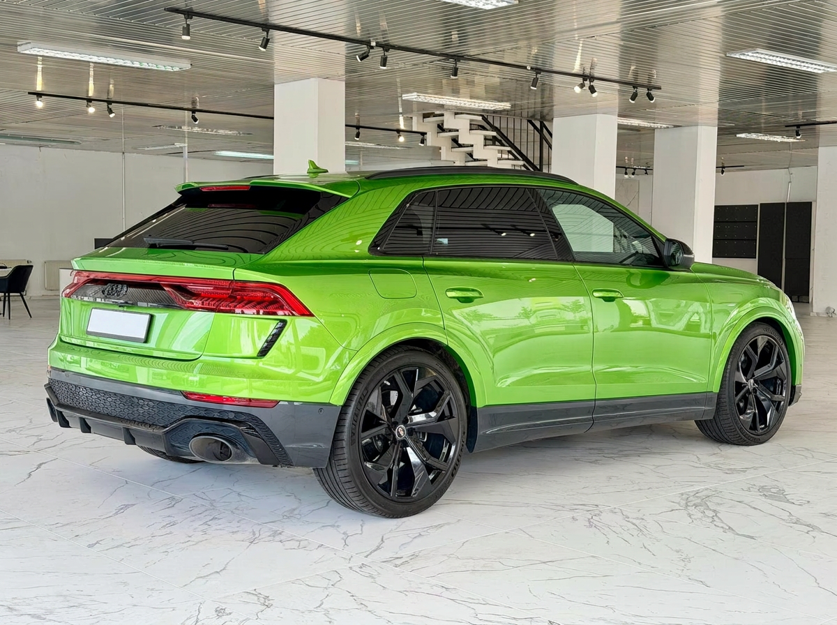 Rear three-quarter view of the Audi RS Q8 with the full-width LED tail light bar and RS exhaust.