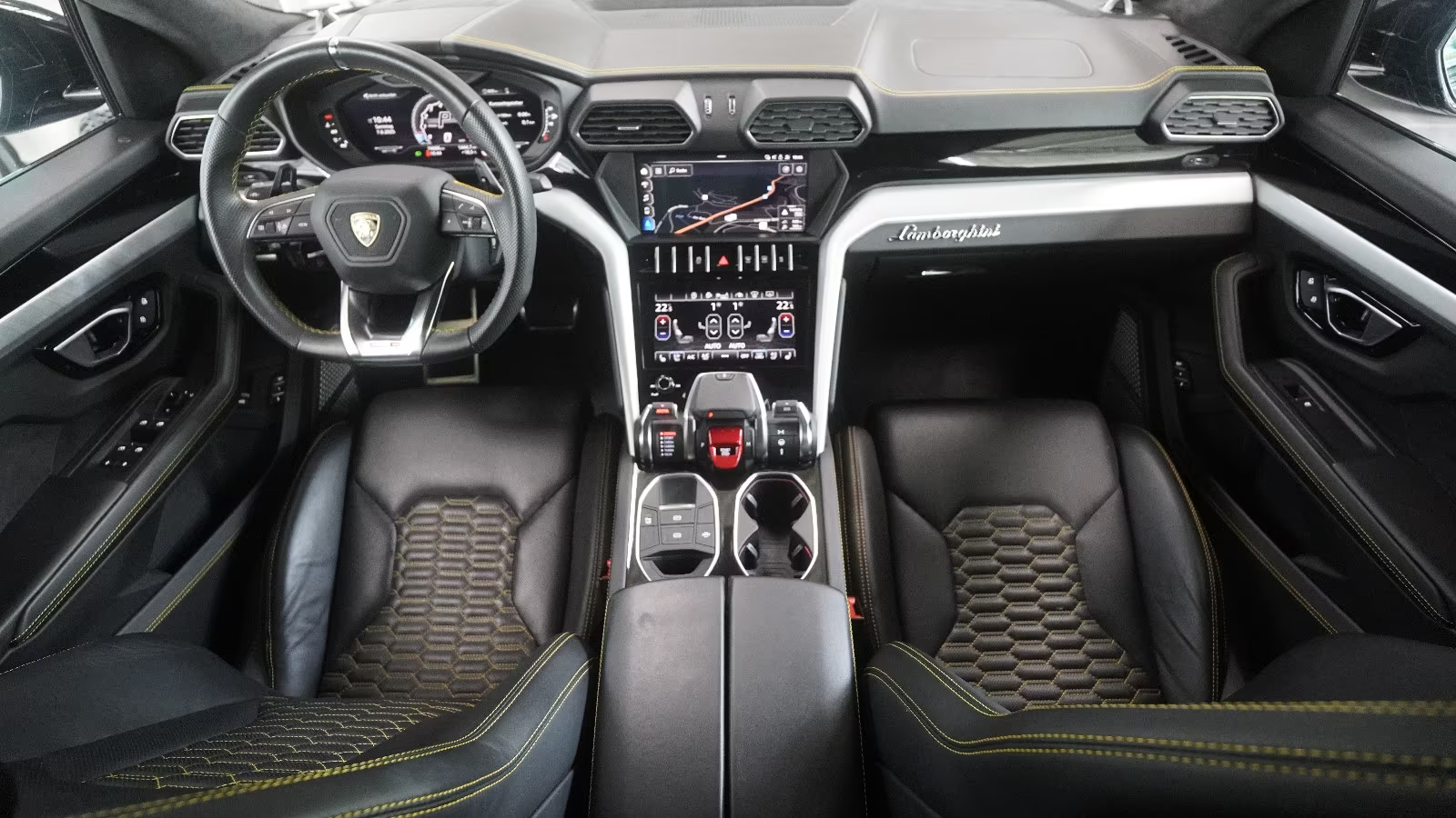 Lamborghini Urus 2018 — front seats with Q-citura quilting and yellow stitching