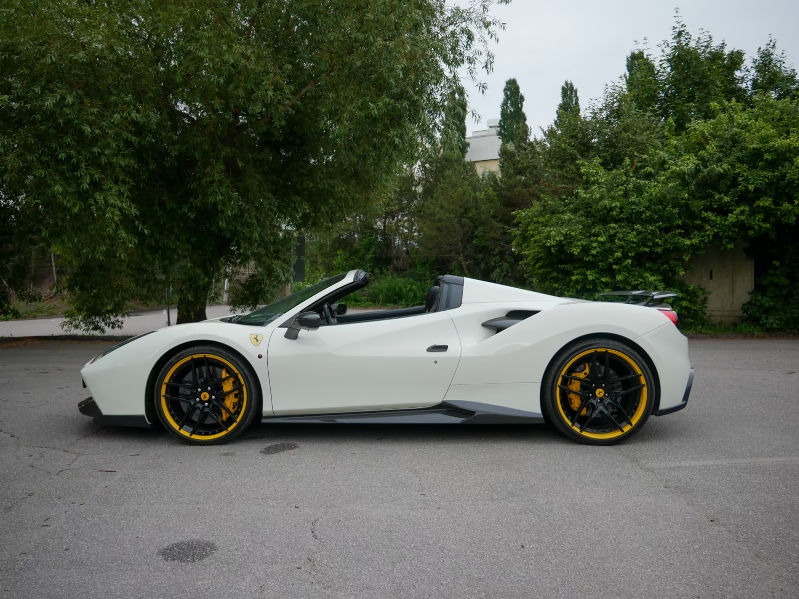 Ferrari 488 Spider Novitec 2017 in Bianco Avus — side profile with gold-accented wheels