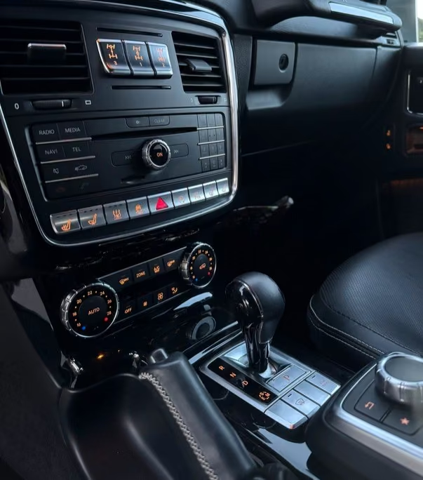 Mercedes-Benz G 500 Limited Edition 2018 — centre console and differential lock switches