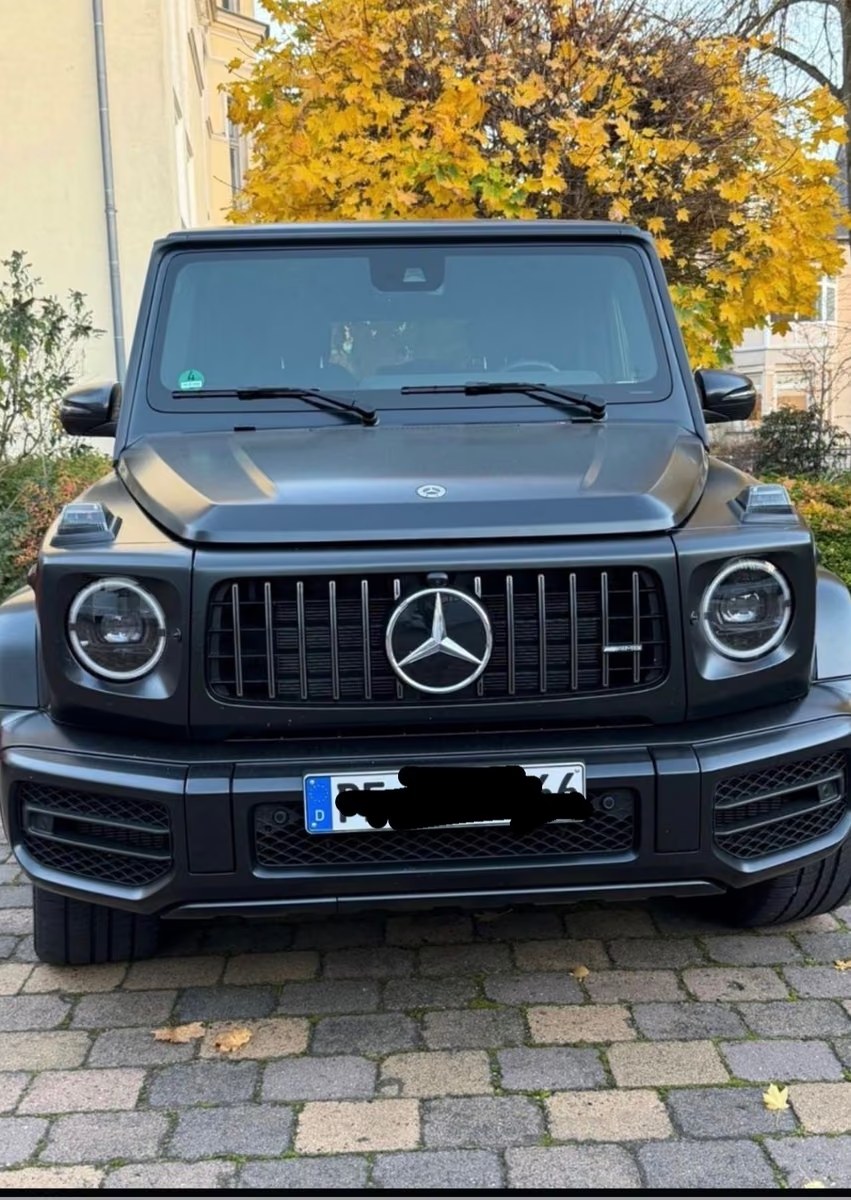 Front view of the Mercedes-AMG G 63 with Panamericana grille and LED headlights.