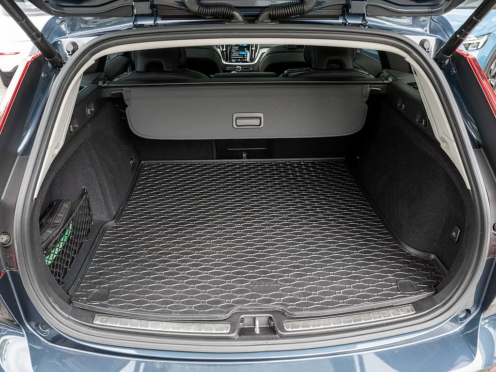 Luggage compartment with protective mat and load cover