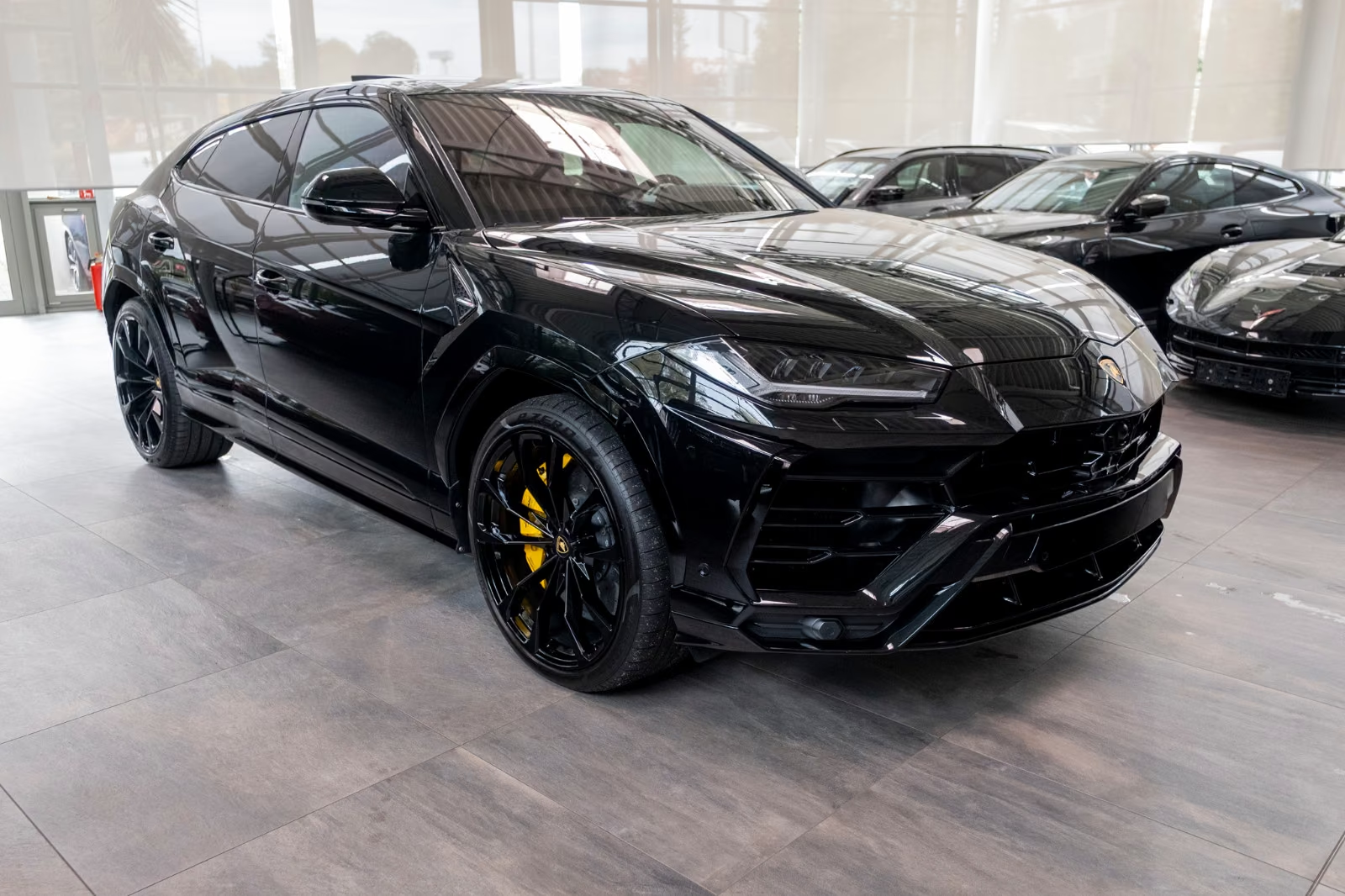 Lamborghini Urus 2018 — front three-quarter view with 22-inch Nath wheels