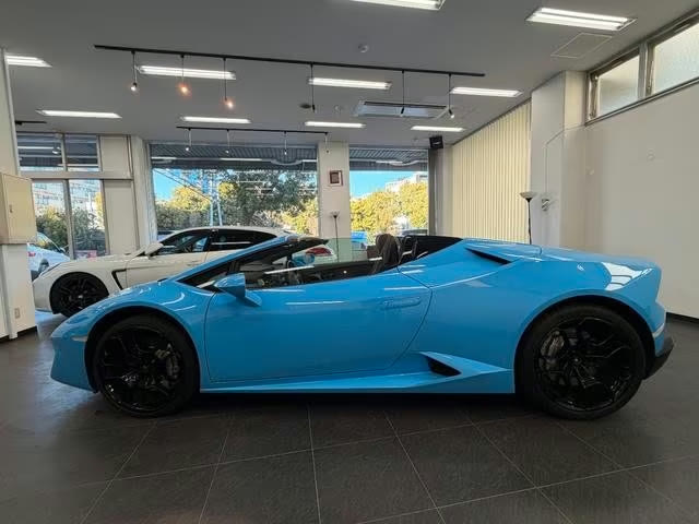 Lamborghini Huracán RWD Spyder 2017 in Blue Metallic — side profile, roof down
