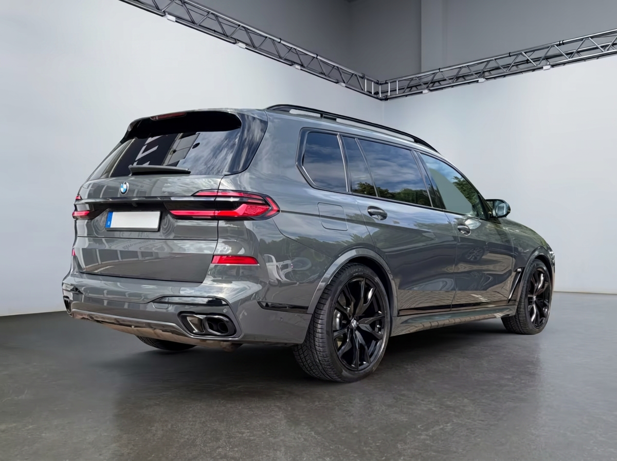 Rear three-quarter view of the BMW X7 M60i with M quad exhaust.
