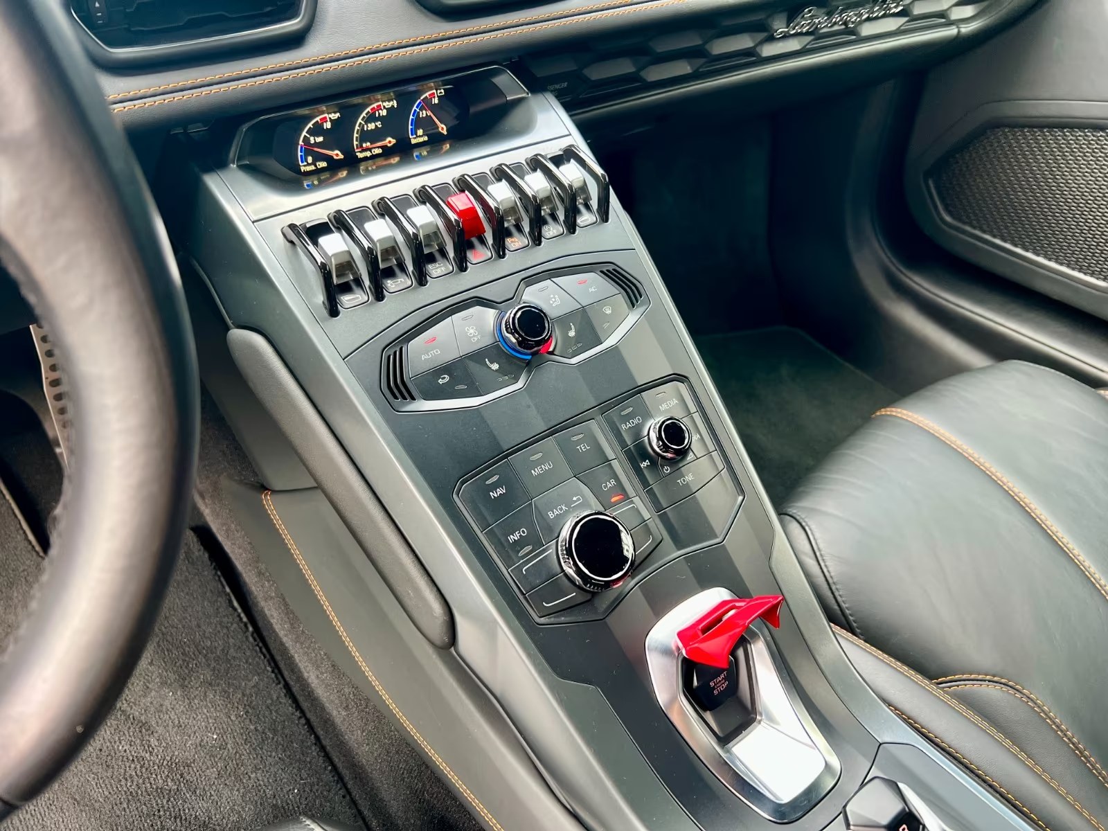 Lamborghini Huracán LP 610-4 2015 — centre console and start button