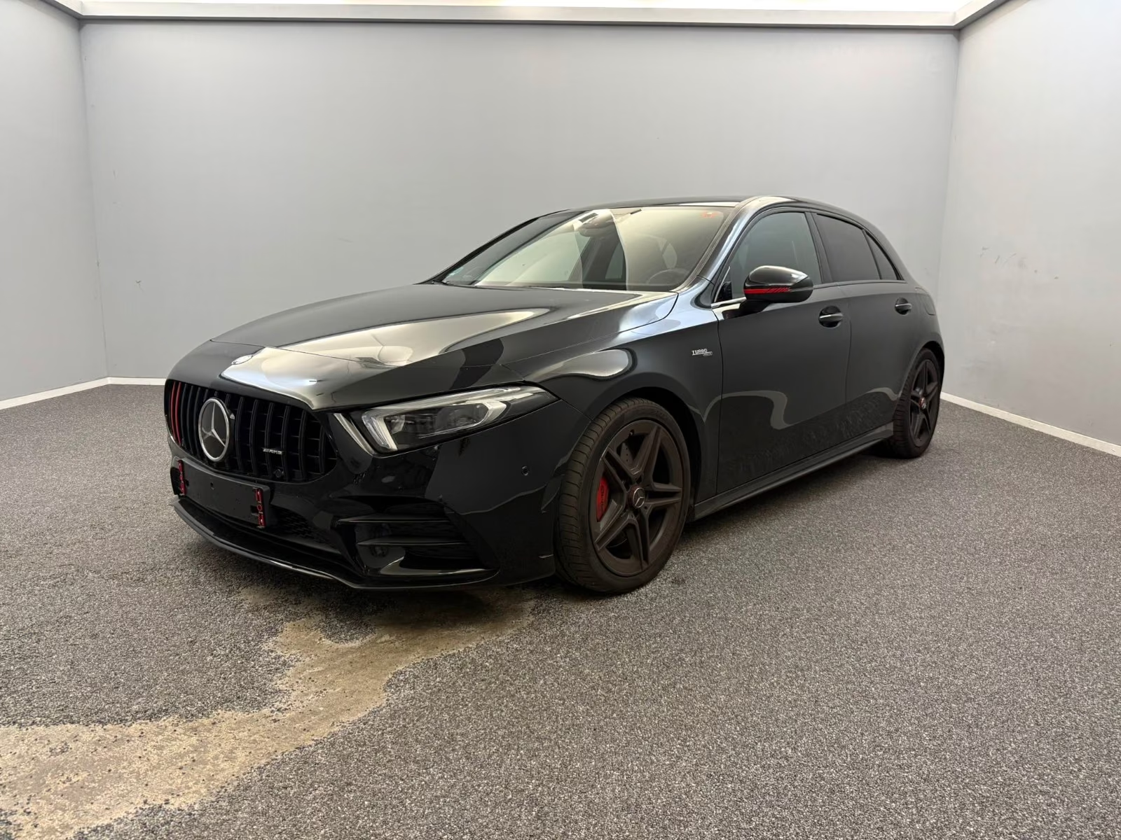Mercedes-AMG A 35 4MATIC 2021 in Kosmosschwarz — front three-quarter view