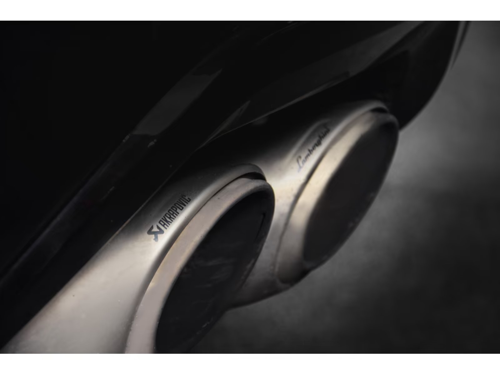 Lamborghini Urus 2022 — infotainment and climate controls