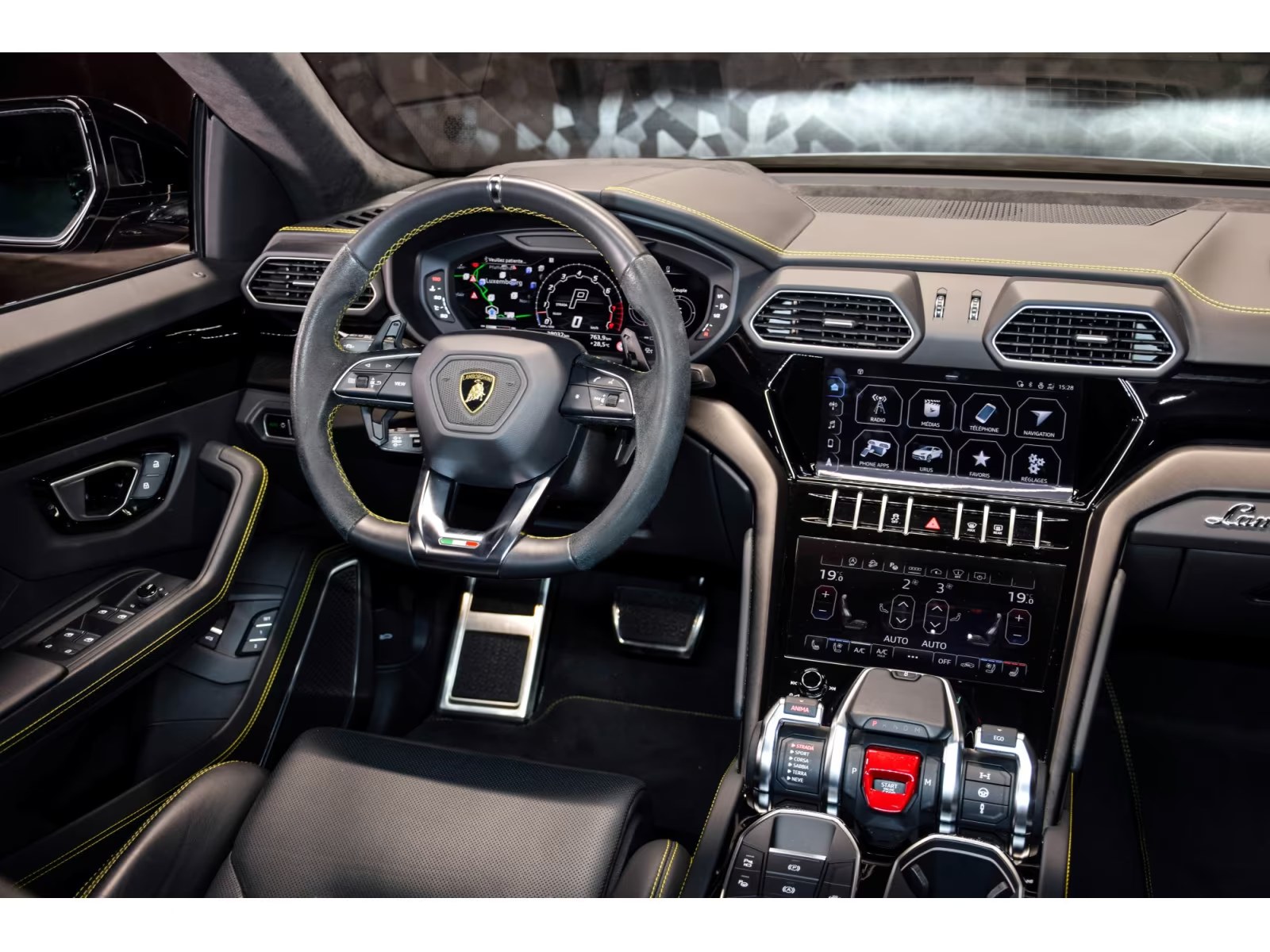 Lamborghini Urus 2022 — front seats in black leather with yellow honeycomb stitching