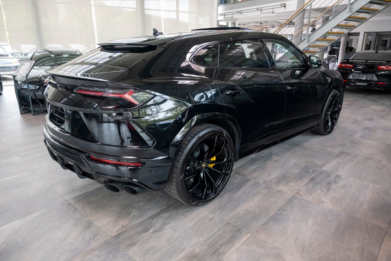 Lamborghini Urus 2018 — rear three-quarter view with black matt exhaust tailpipes