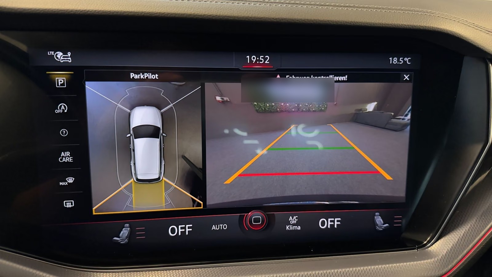 Touareg infotainment display showing the ParkPilot reversing camera view with guidance lines.