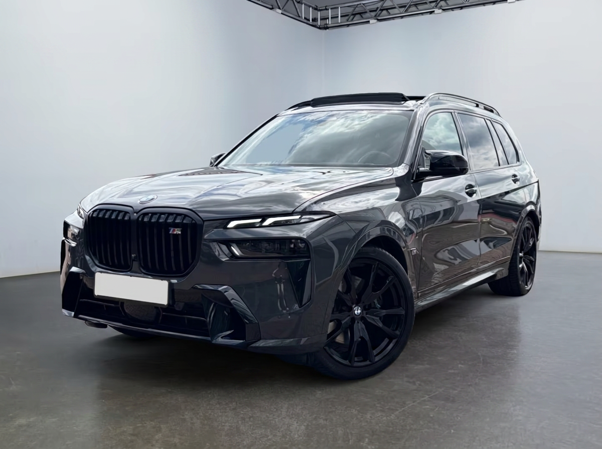 BMW X7 M60i xDrive in Dravitgrau metallic, front three-quarter view.