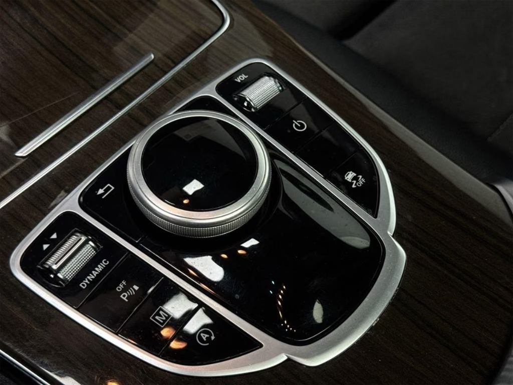 Centre console of the Mercedes-Benz GLC showing the COMAND rotary controller, DYNAMIC SELECT switch and wood trim.