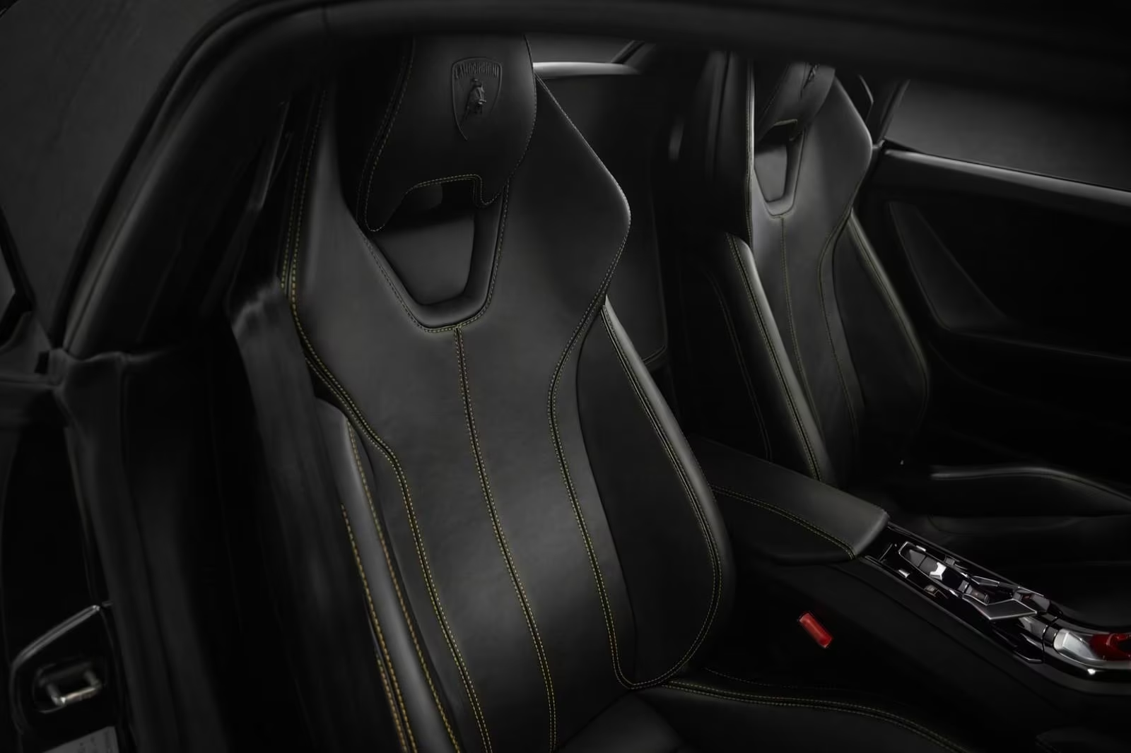 Lamborghini Huracán LP 610-4 Spyder 2016 — sport seats with yellow contrast stitching