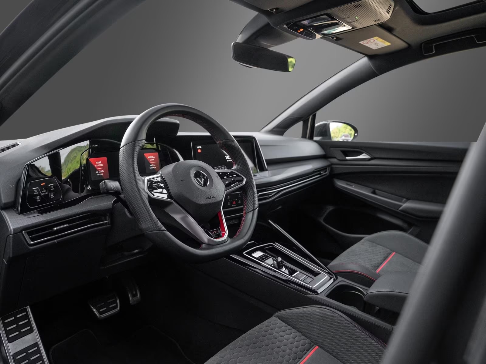 Driver's cockpit with GTI sports steering wheel, Digital Cockpit and DSG selector.