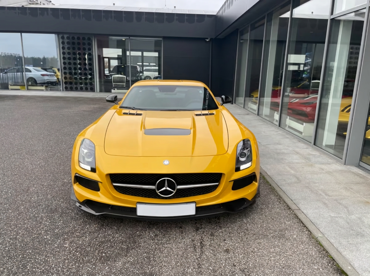 Mercedes-Benz SLS AMG Black Series front view